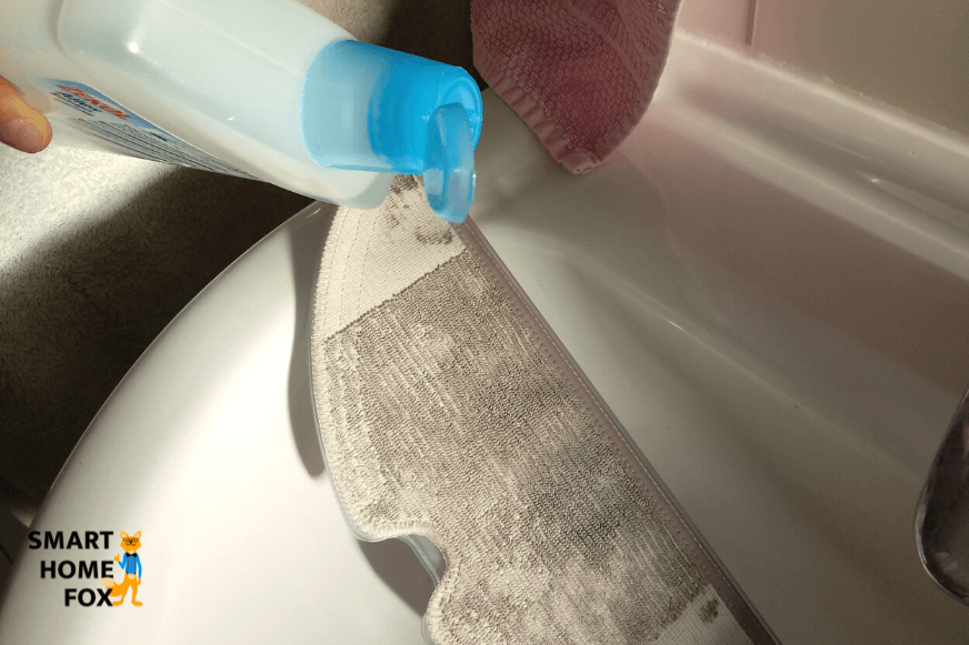 Биоочиститель наносится на салфетку робота-пылесоса с функцией протирания